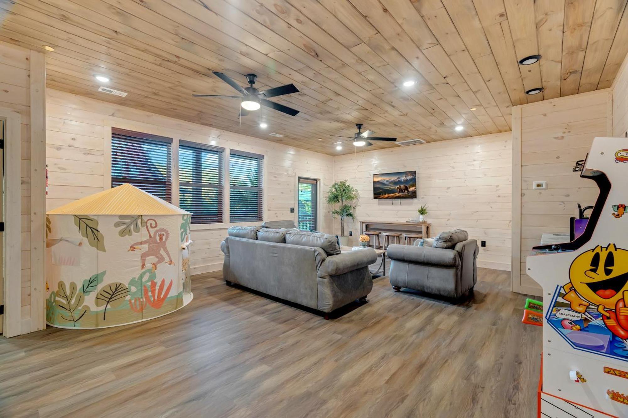 New Luxury Cabin With Indoor Pool, Hot Tub, & Theater Βίλα Pigeon Forge Εξωτερικό φωτογραφία